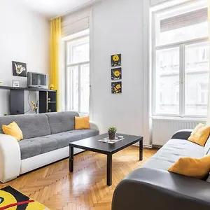 izabella-home-2-budapest.inbudapesthotels.com/